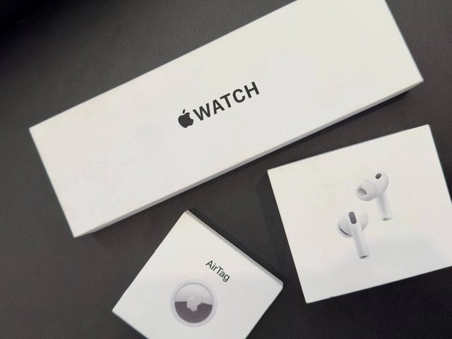 Apple Watch, AirPods и AirTag в коробках