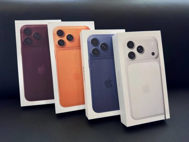 Новые iPhone в коробках в магазине Ай Лайк