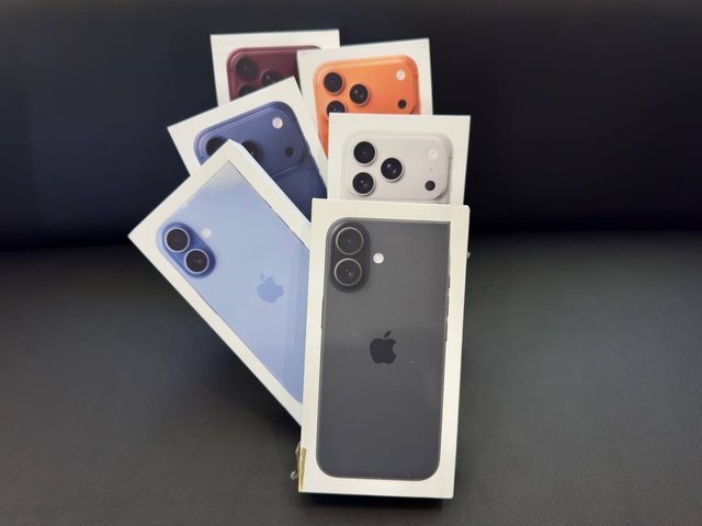 Новые iPhone в коробках веером в магазине Ай Лайк