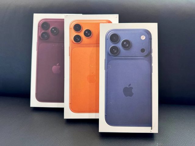 Три новых iPhone в коробках