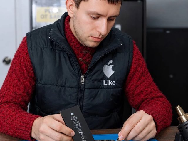 Мастер Ай Лайк меняет аккумулятор iPhone