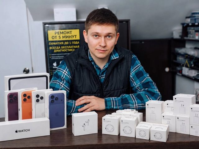 Сотрудник Ай Лайк с новыми устройствами Apple